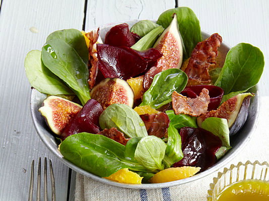 Rezept: Feldsalat mit Speck, Blutorange und Feigen