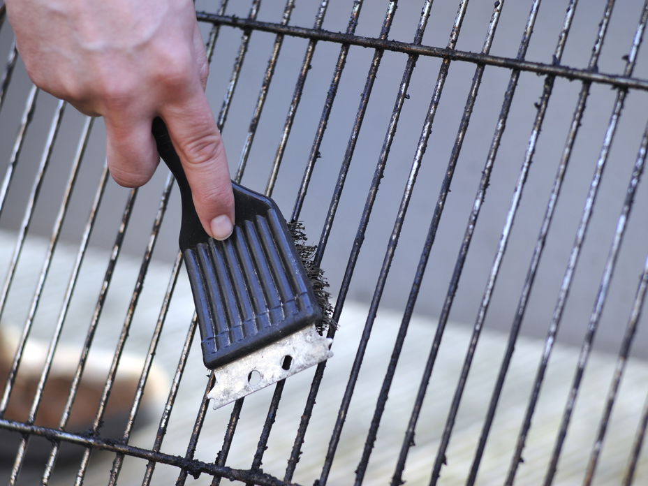 Grillrost wird gereinigt