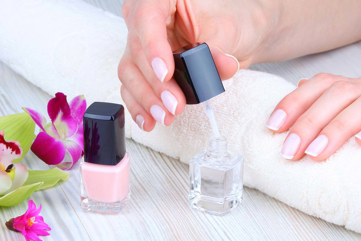 Nägel lackieren: Topcoat und Basecoat verwenden