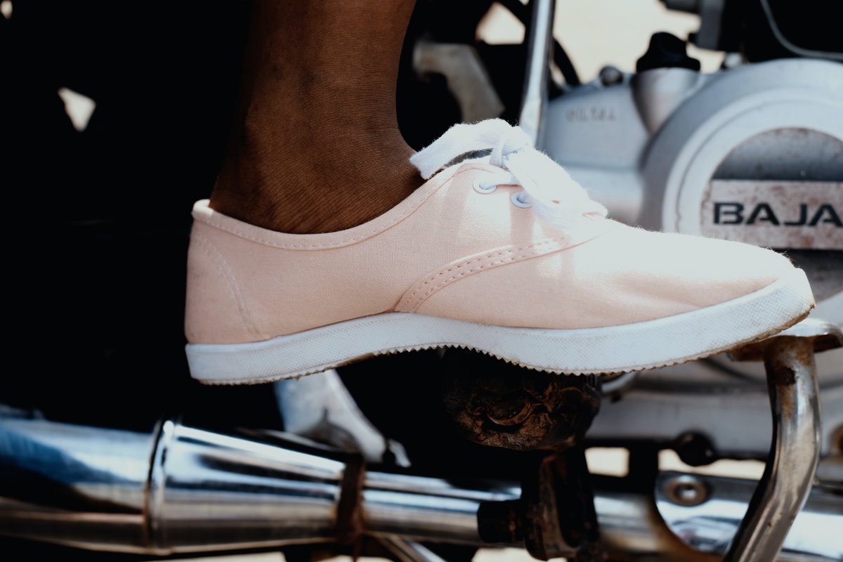 Studie: Darum sollten wir Sneaker nie ohne Socken tragen