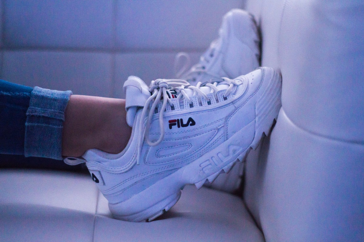 Studie: Darum sollten wir Sneaker nie ohne Socken tragen