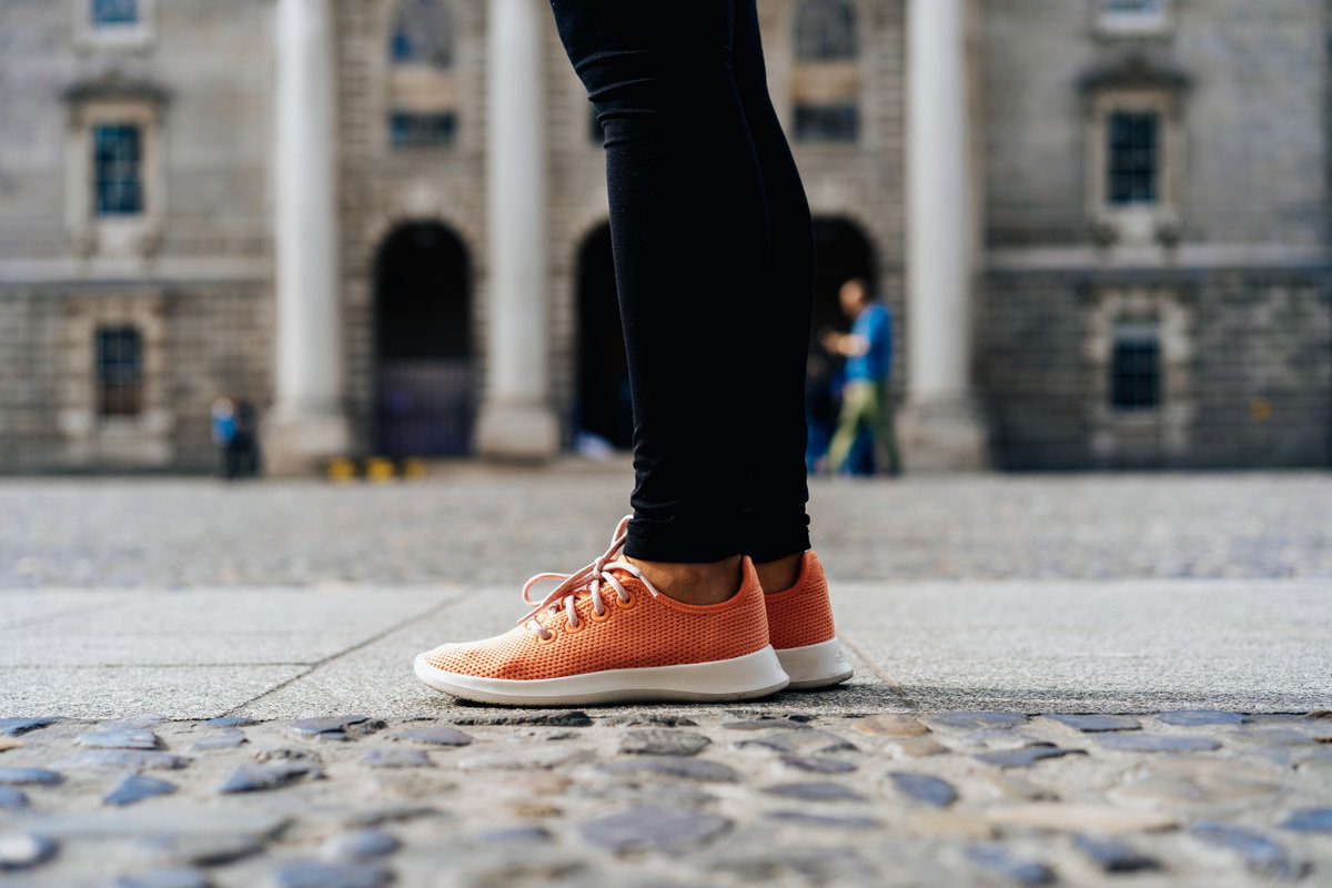 Studie: Darum sollten wir Sneaker nie ohne Socken tragen