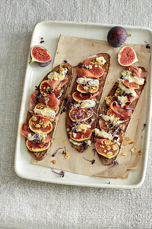 Tartines mit Gorgonzola, Honig und Feigen