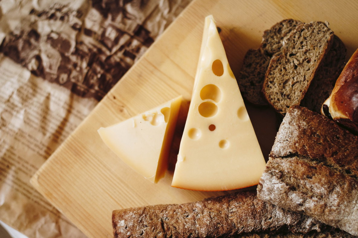 Gesundes Frühstück: Schwarzbrot mit Käse