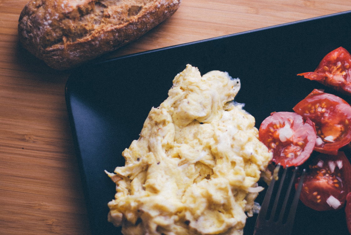 Gesundes Frühstück: Rührei mit Tomaten