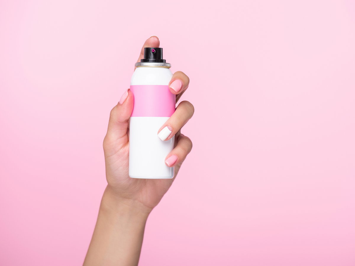 Haarspray in der Hand