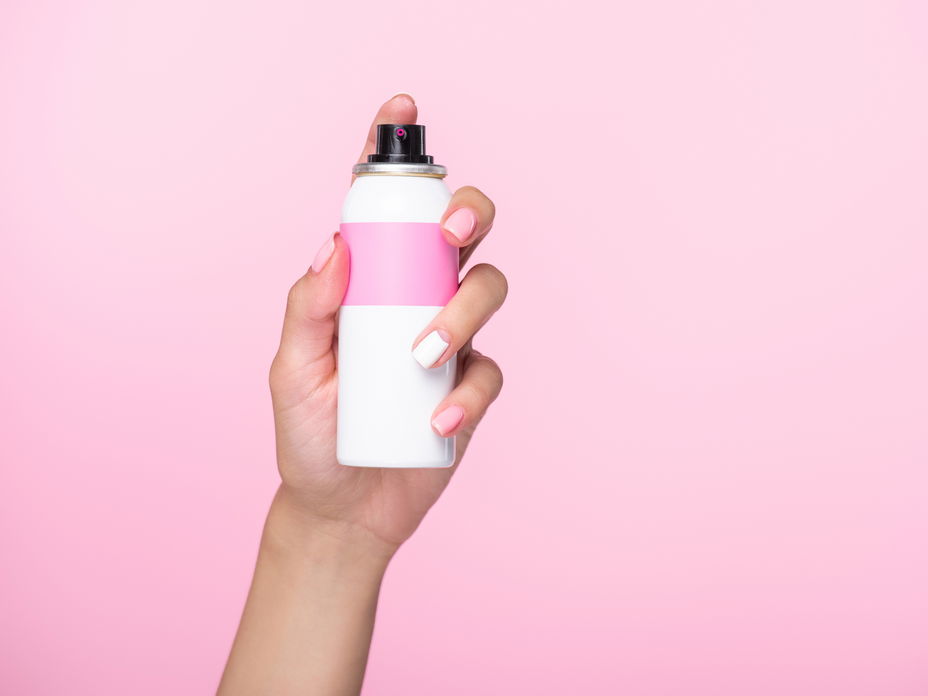 Haarspray in der Hand