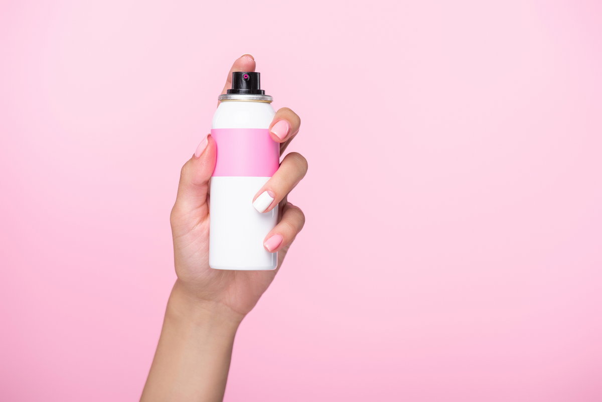 Haarspray in der Hand