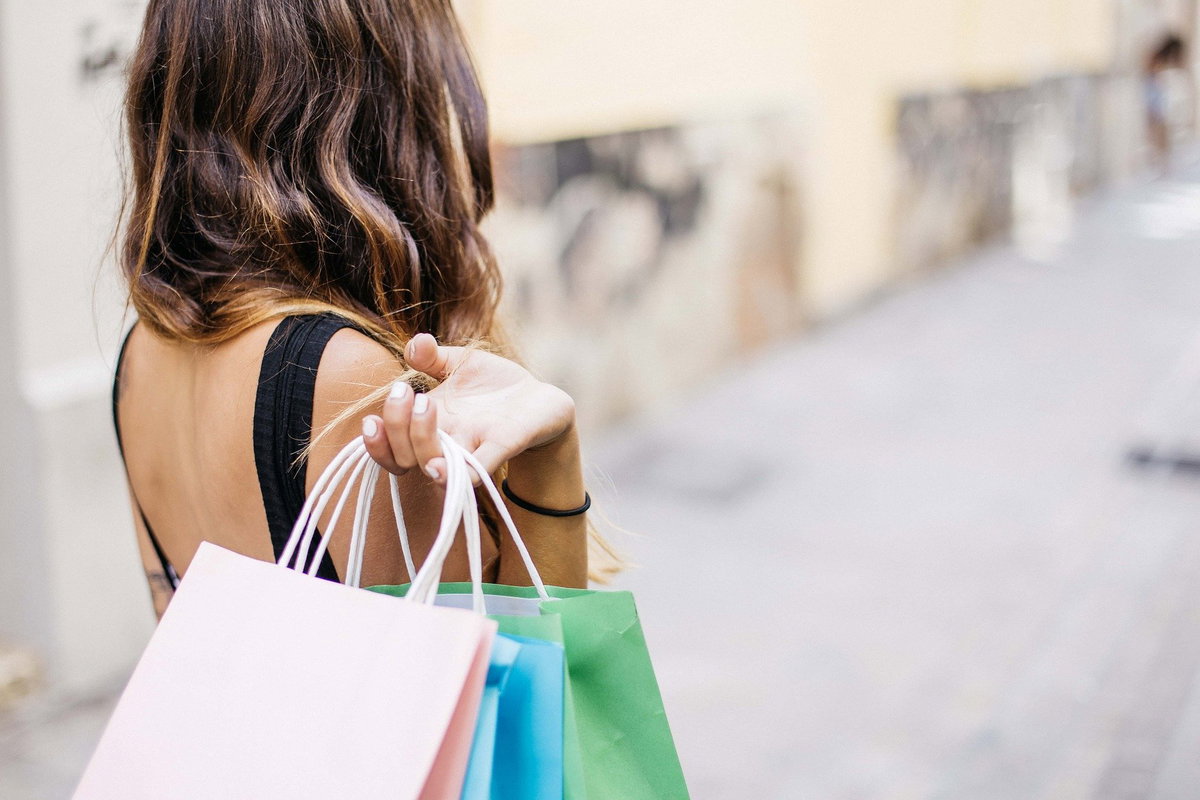 Welches Label steht mir? Frau beim Shoppen