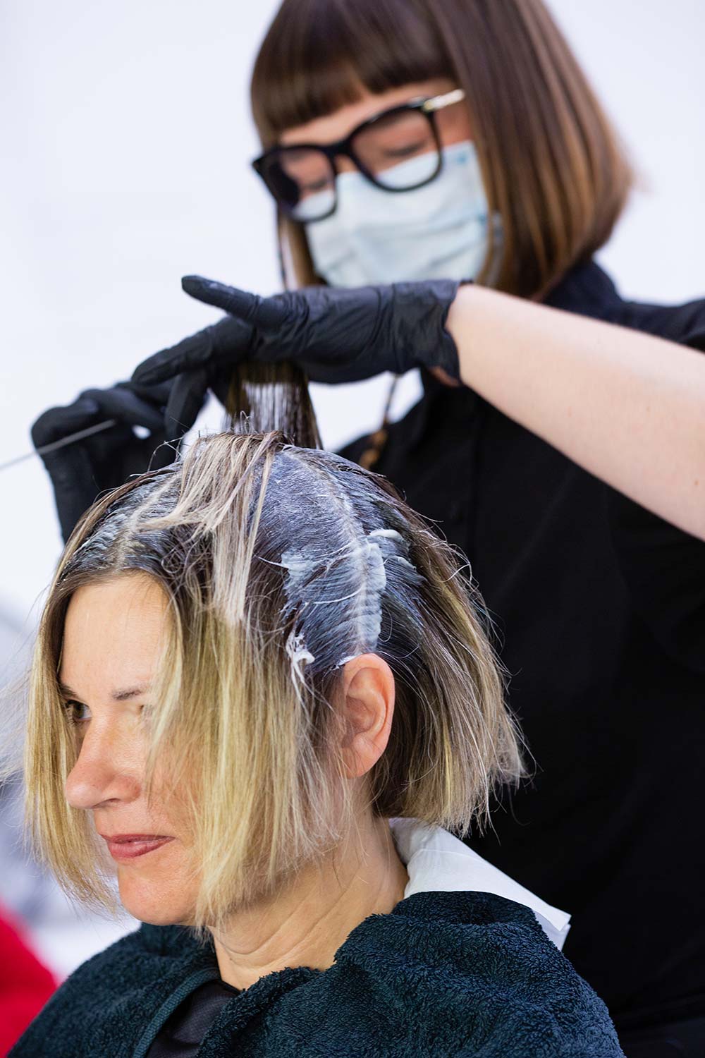 Leserin Barbara beim Haare färben
