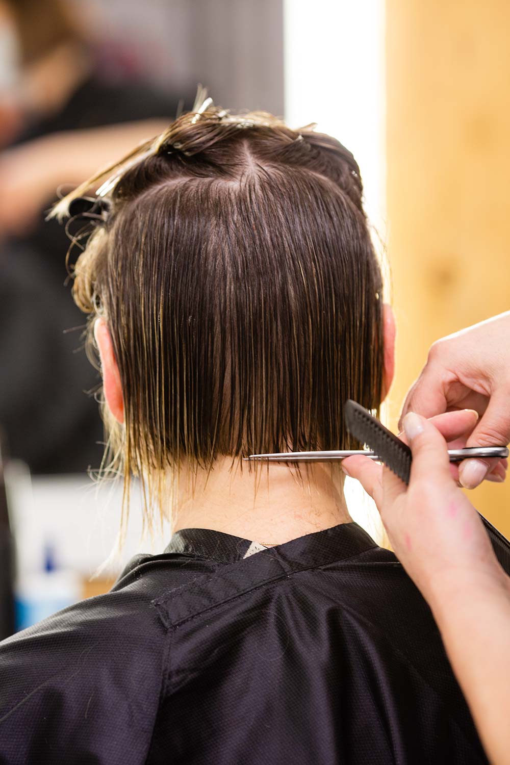 Leserin Barbara beim Haare schneiden