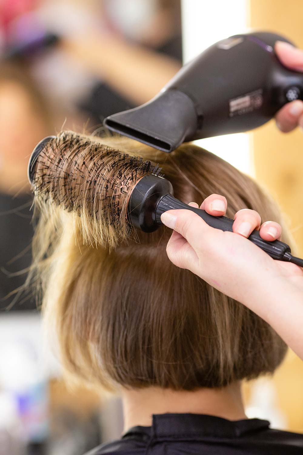 Leserin Barbara beim Hairstyling