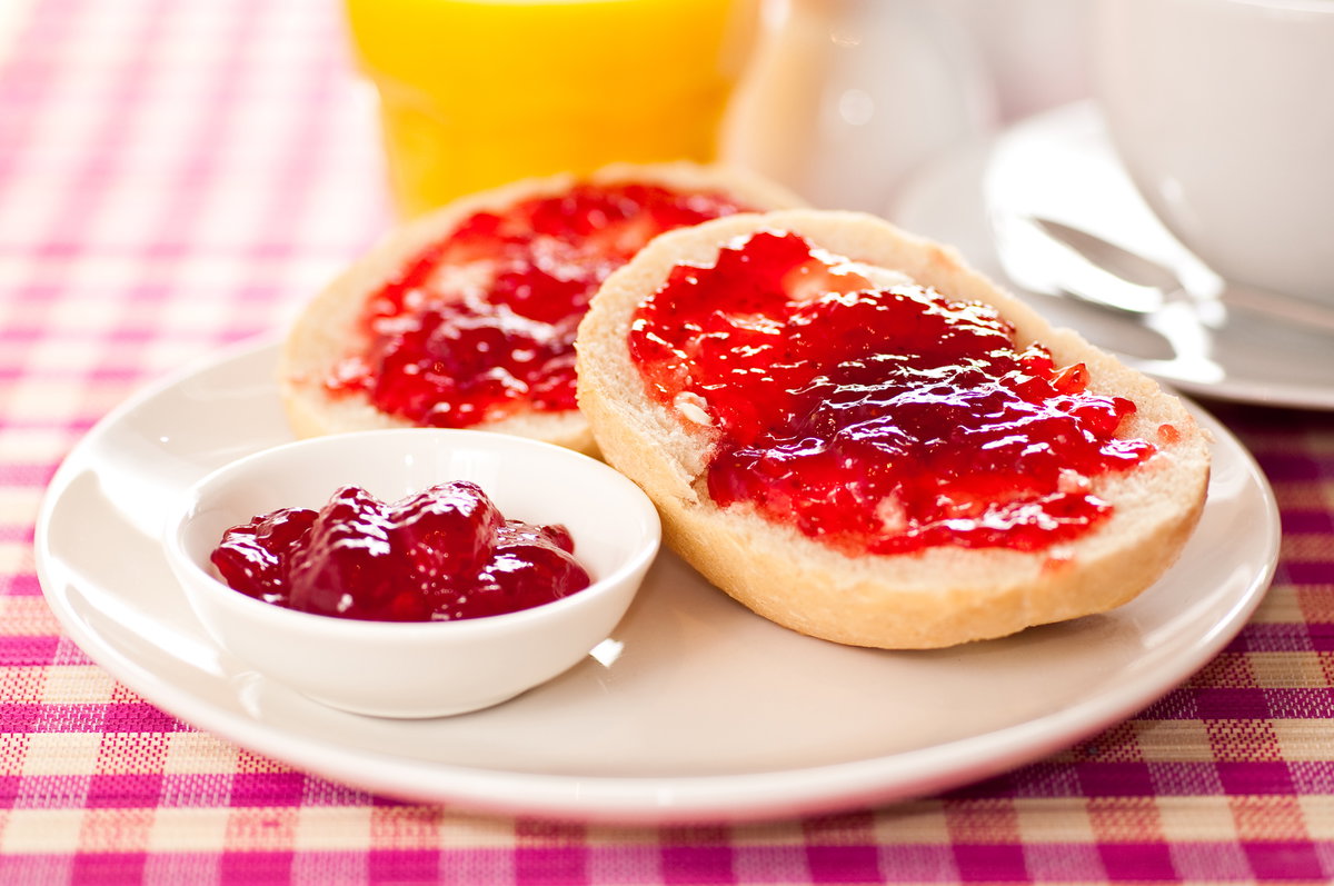 Brötchen mit Marmelade