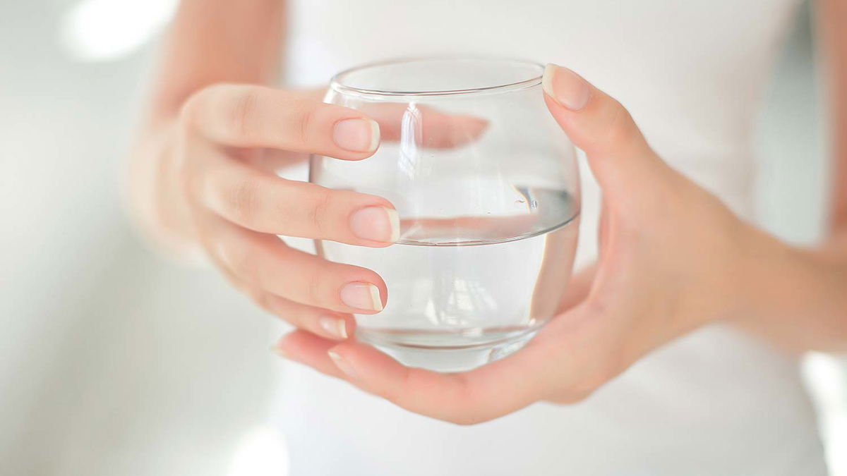 Warmes Wasser auf leeren Magen trinken: 4 Gründe, warum das so gesund ist