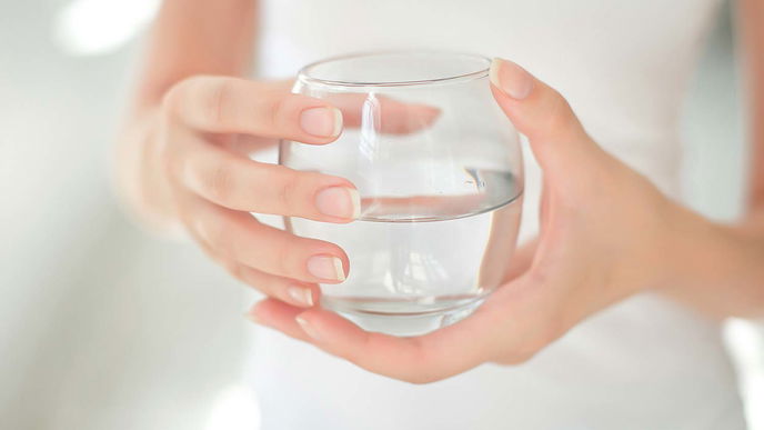 Warmes Wasser auf leeren Magen trinken: 4 Gründe, warum das so gesund ist