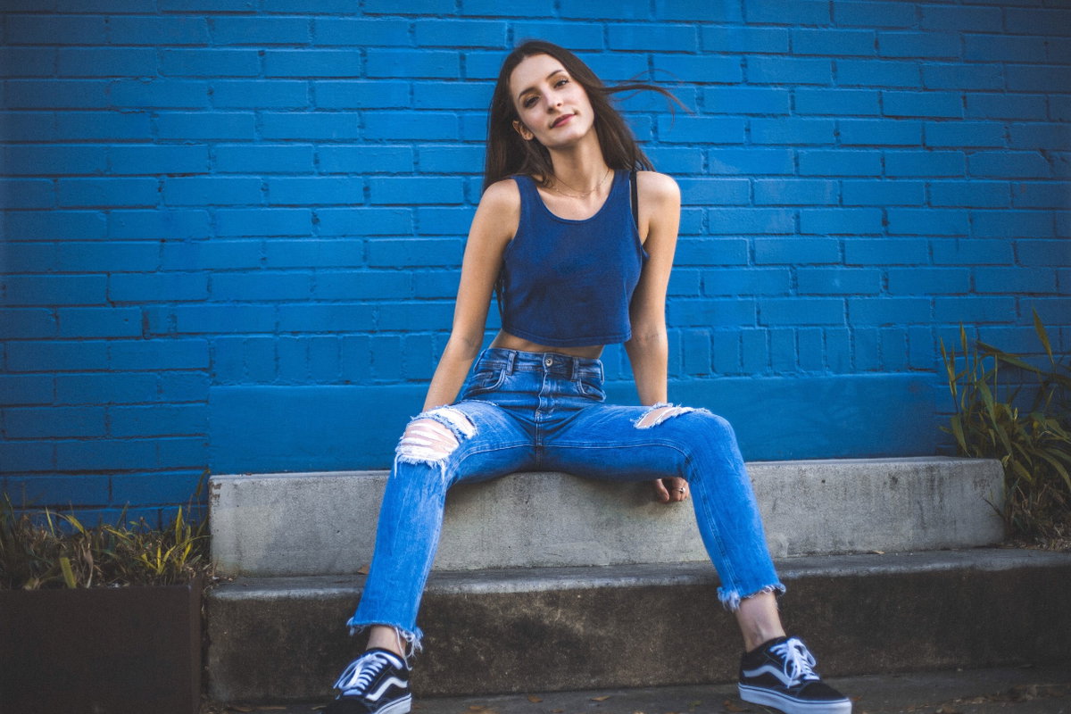 Frau trägt skinny Jeans