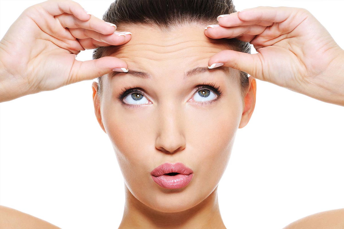 Frau mit Falten auf der Stirn - hilft Retinol?