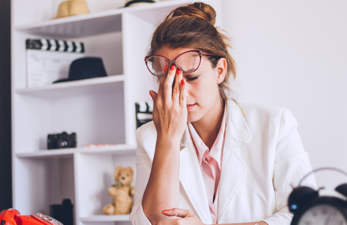 Erschöpft: Frau hat Stress im Büro