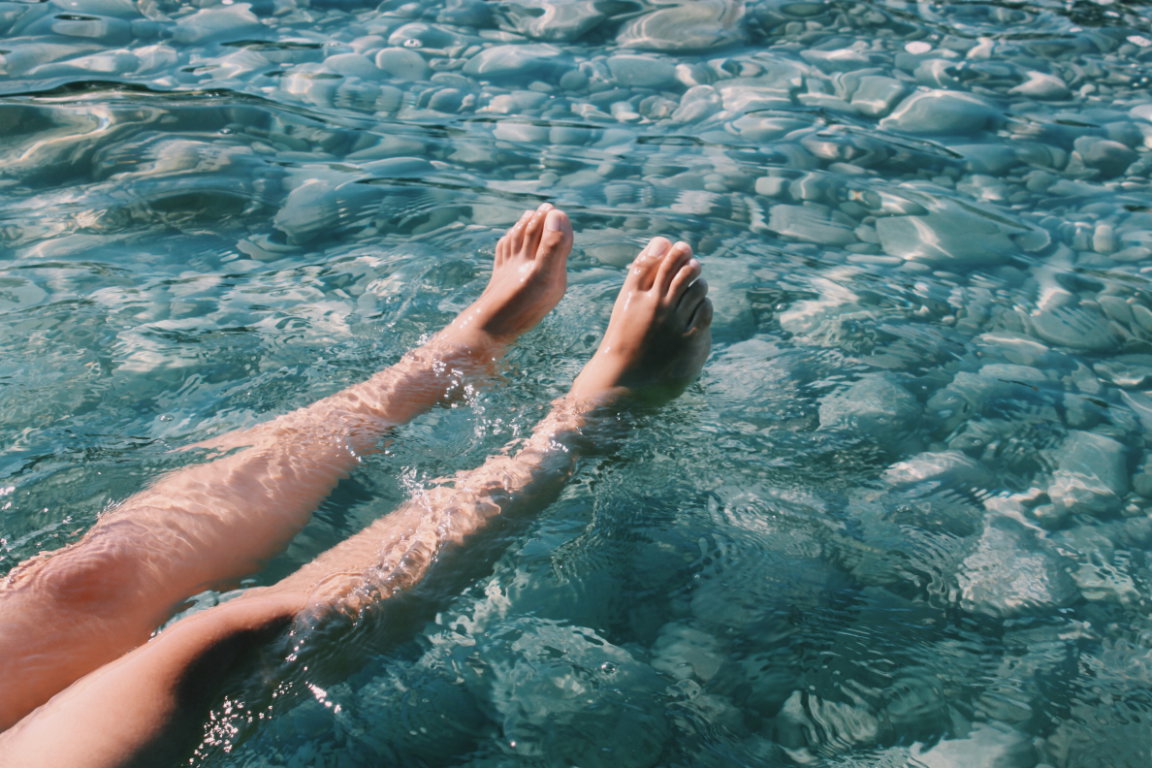 Füße im Wasser