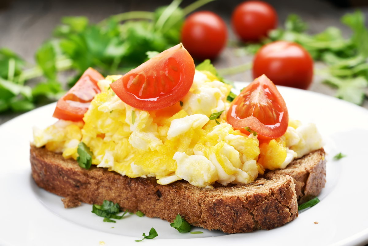 Rührei auf Brot