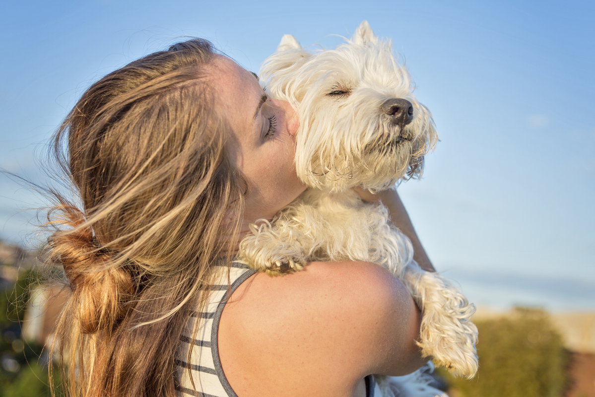 Frau knuddelt mit ihrem Hund