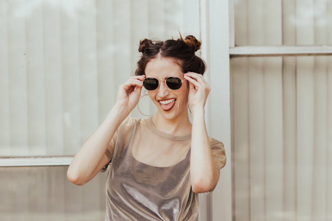 Accessoires Sonnenbrille und Creolen