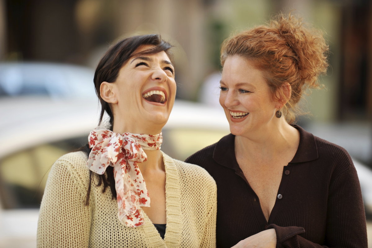 Die beide Frauen haben gut lachen: So macht Mode Spaß