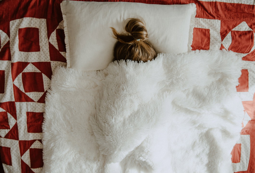 Frau krank im Bett