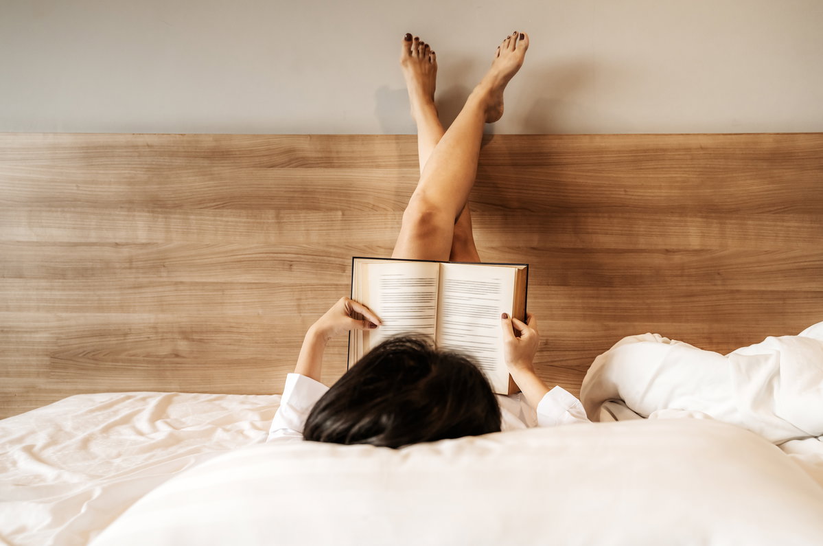 Frau liest im Bett