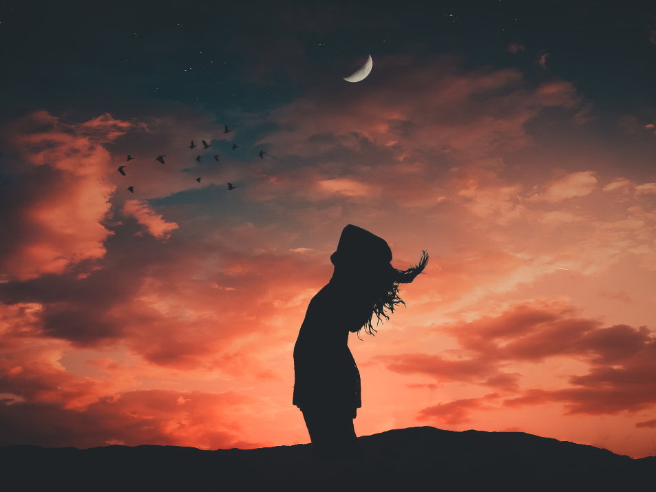 Frau betrachtet Mond
