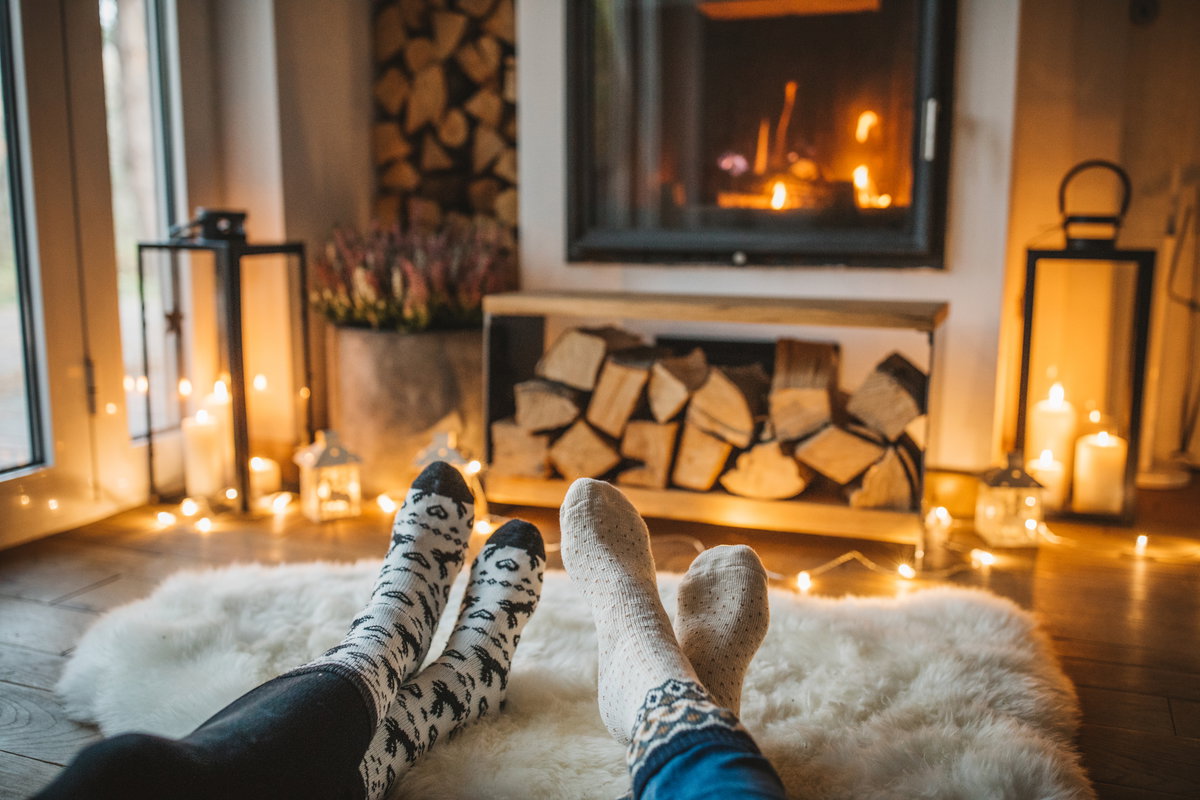 Hygge: Gemütlich vor dem Kamin