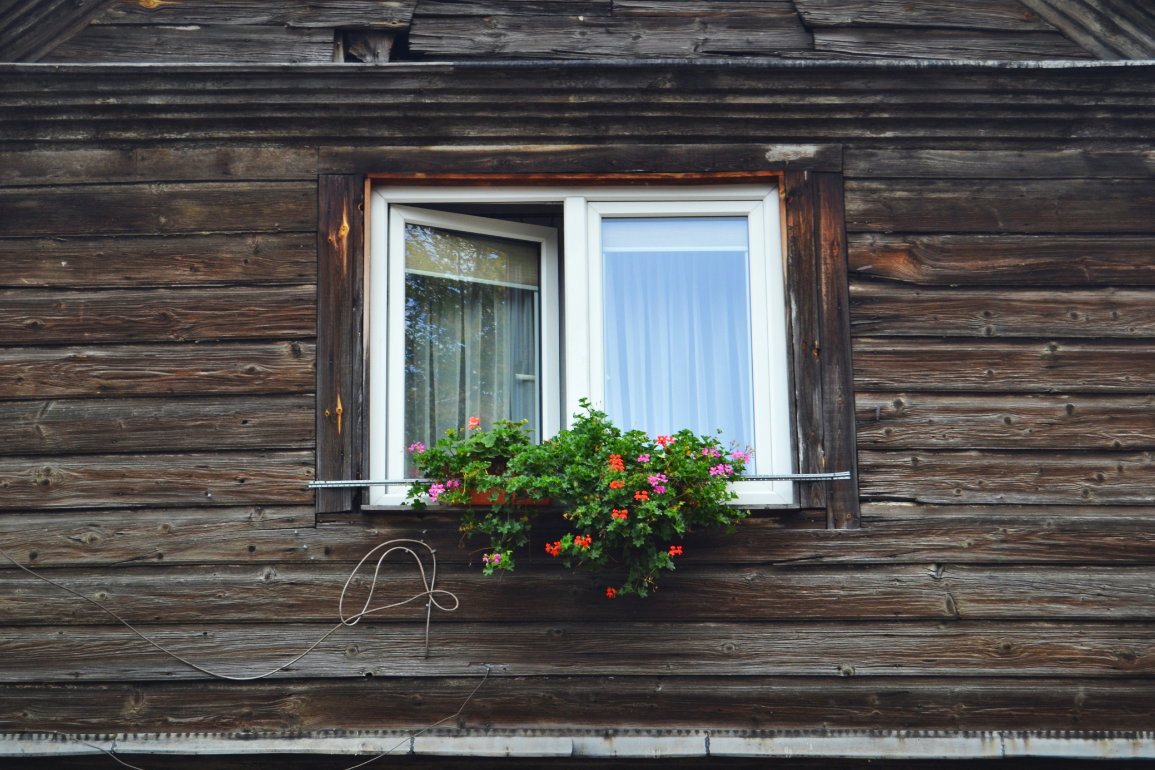 Hütte mit weit geöffnetem Fenster