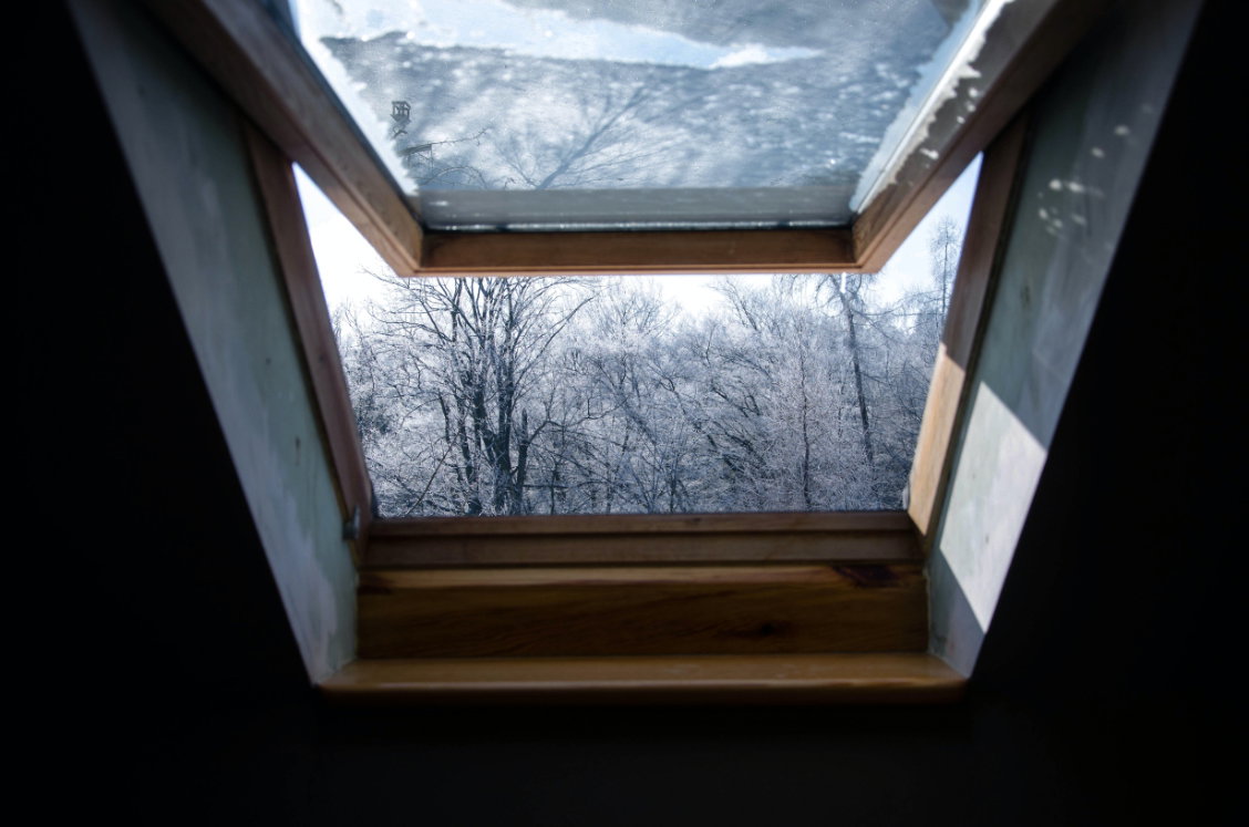 Weit geöffnetes Fenster im Winter
