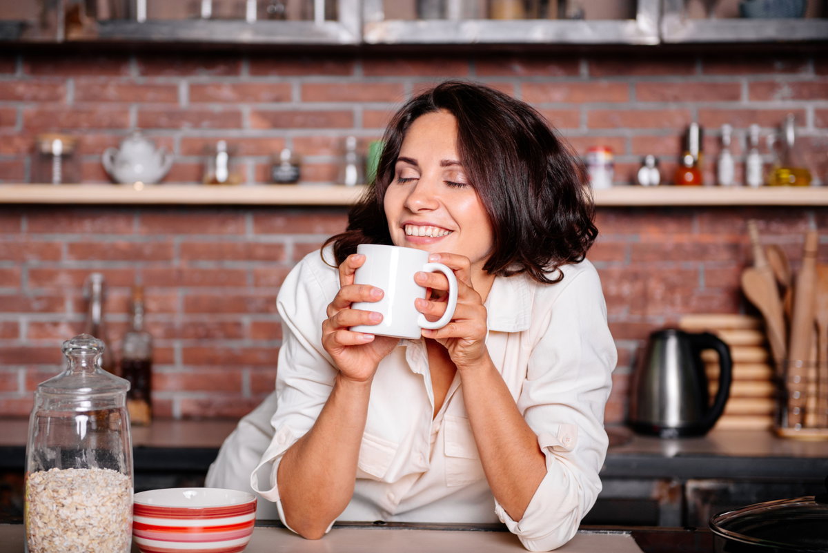 Lächelnde Frau mit Kaffeetasse