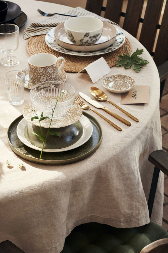 Stimmungsvoll eingedeckter Tisch H&M Home