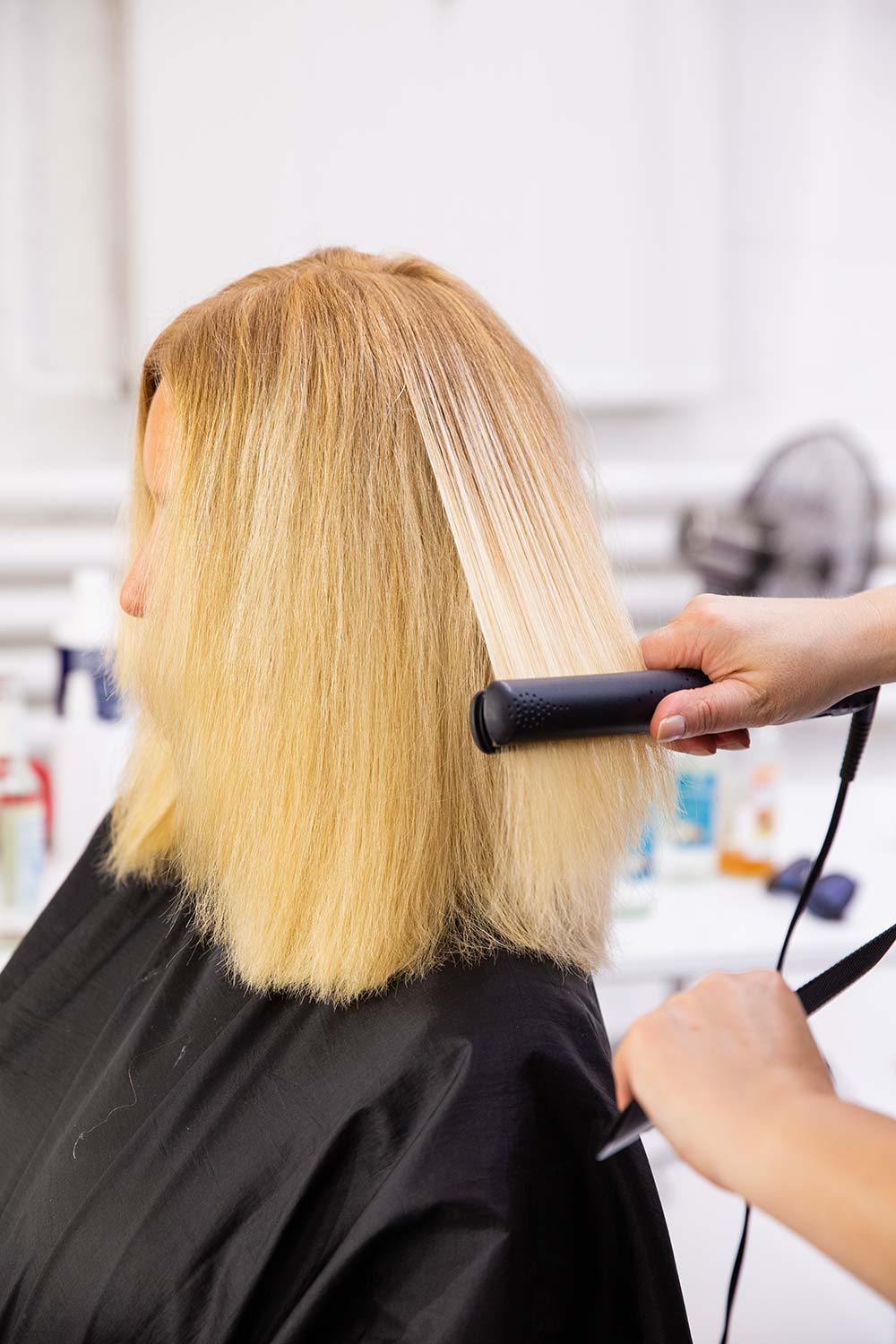 Umstyling: Vanessa werden die Haare geglättet