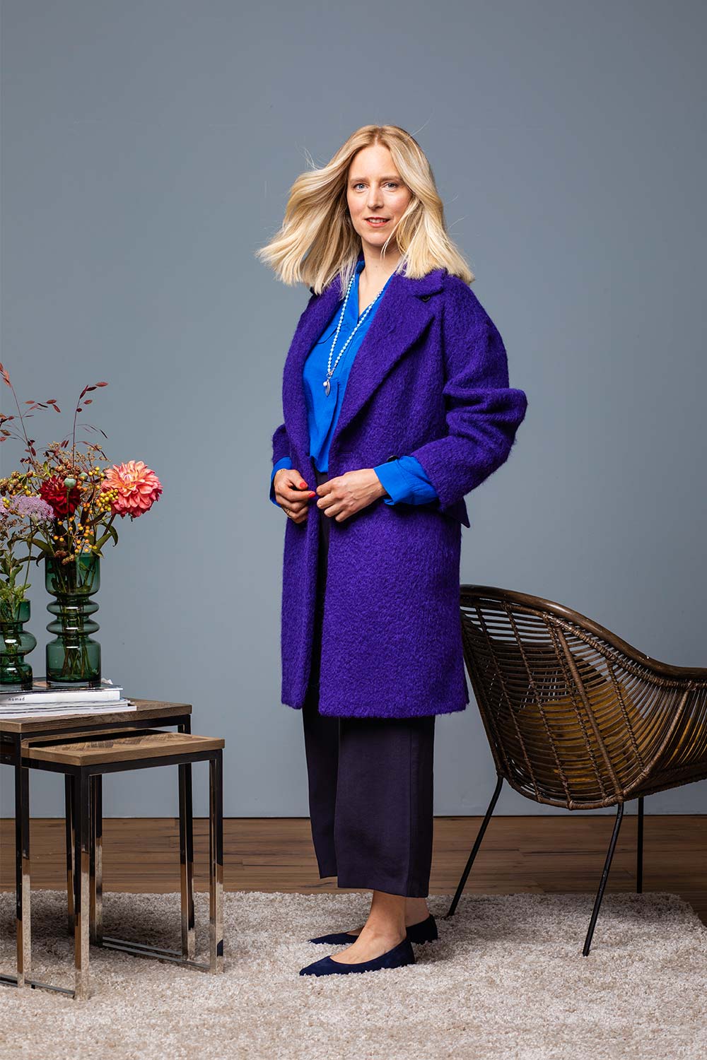 Umstyling: Vanessa mit einer blauen Bluse und einem blauen Mantel
