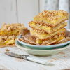 Apfelkuchen mit Pudding und Krokantstreuseln