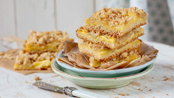 Apfelkuchen mit Pudding und Krokantstreuseln