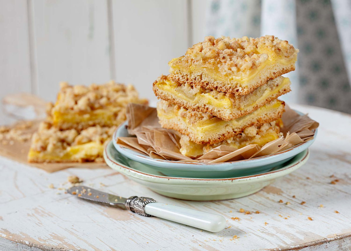Apfelkuchen mit Pudding und Krokantstreuseln