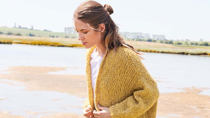 Strickanleitung: Cardigan mit überlangen Schultern