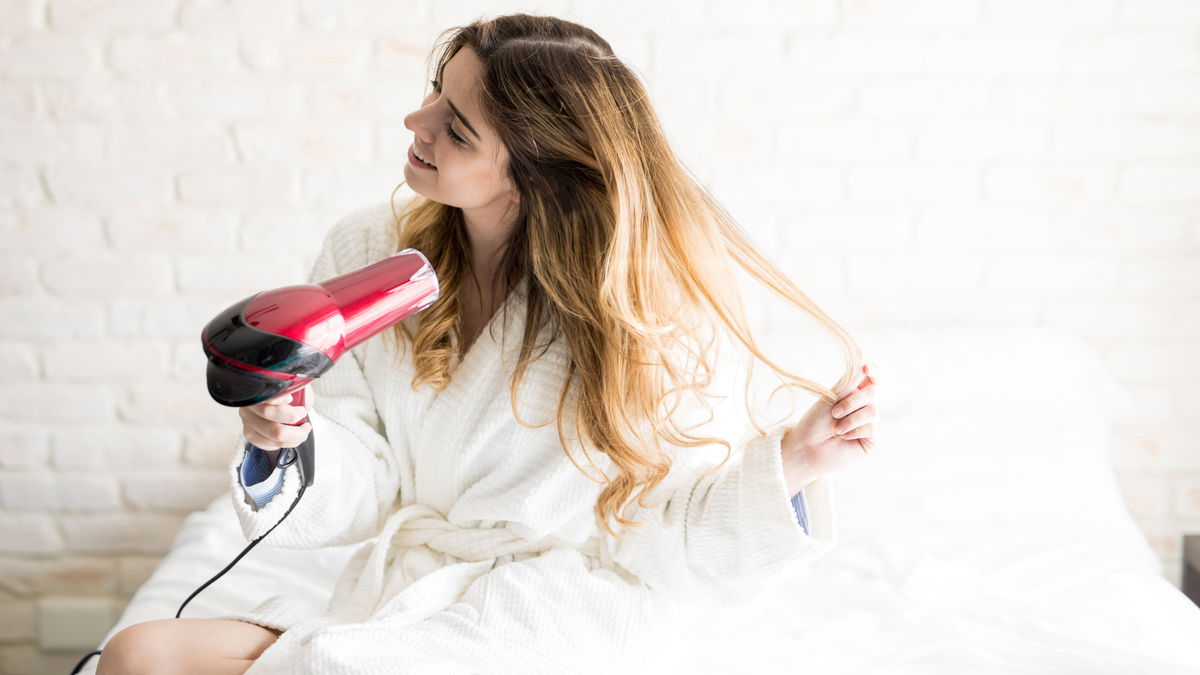 Aus diesem Grund sollten wir unsere Haare nie im Bad föhnen