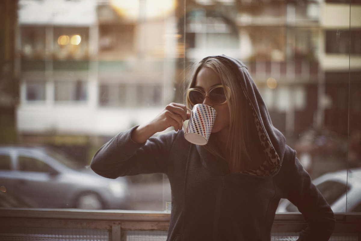 Frau verkatert mit Sonnenbrille