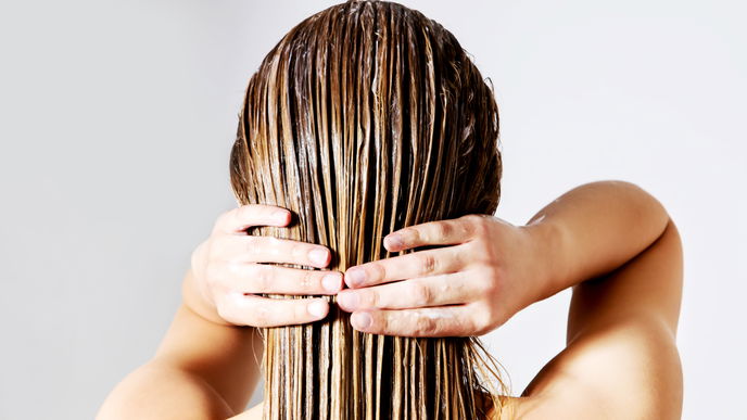 Co-Washing: Was steckt hinter dem Haarwasch-Trend?