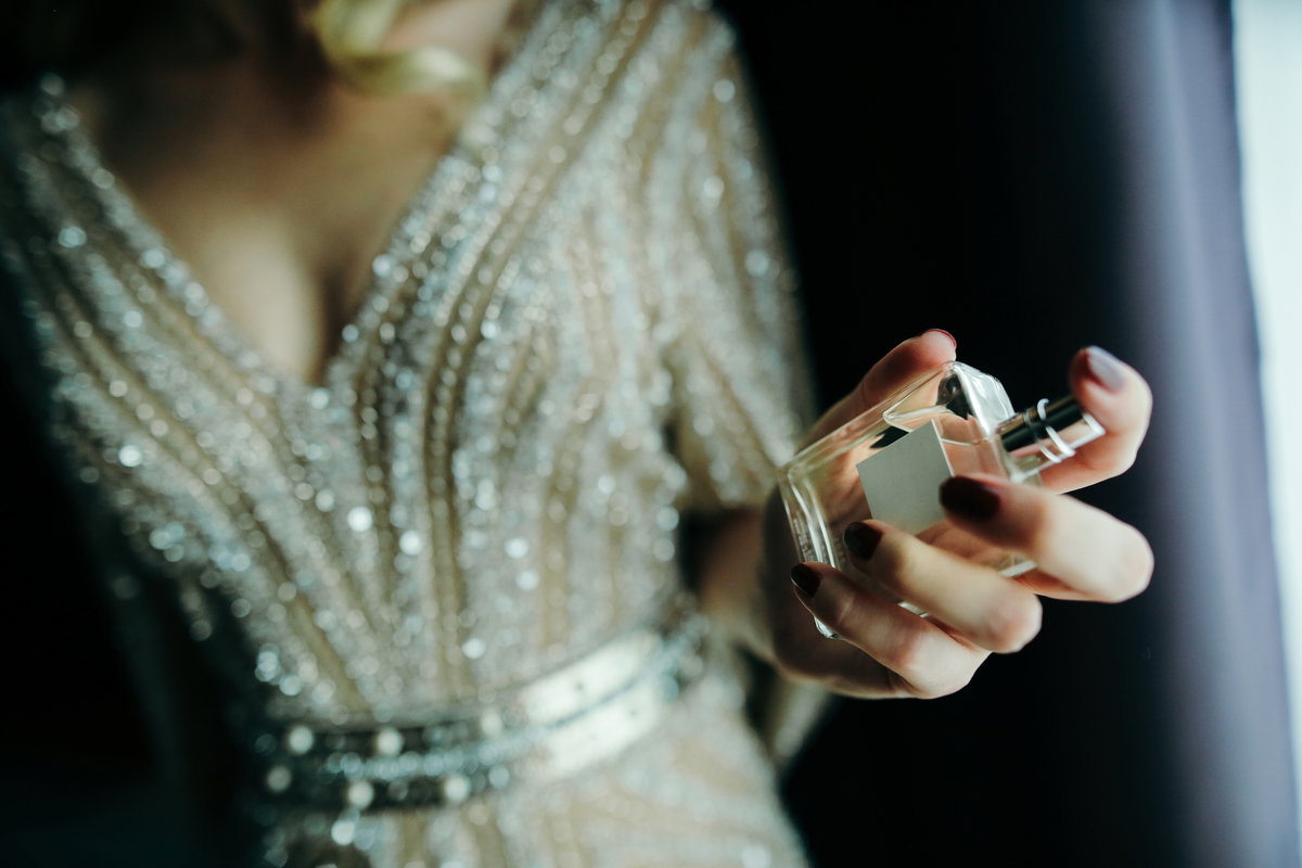 Frau mit Parfum
