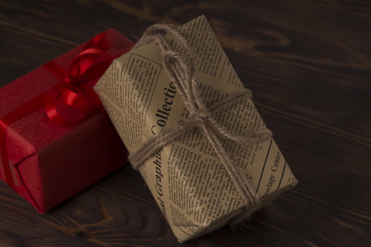 Geschenk in Zeitungspapier eingepackt