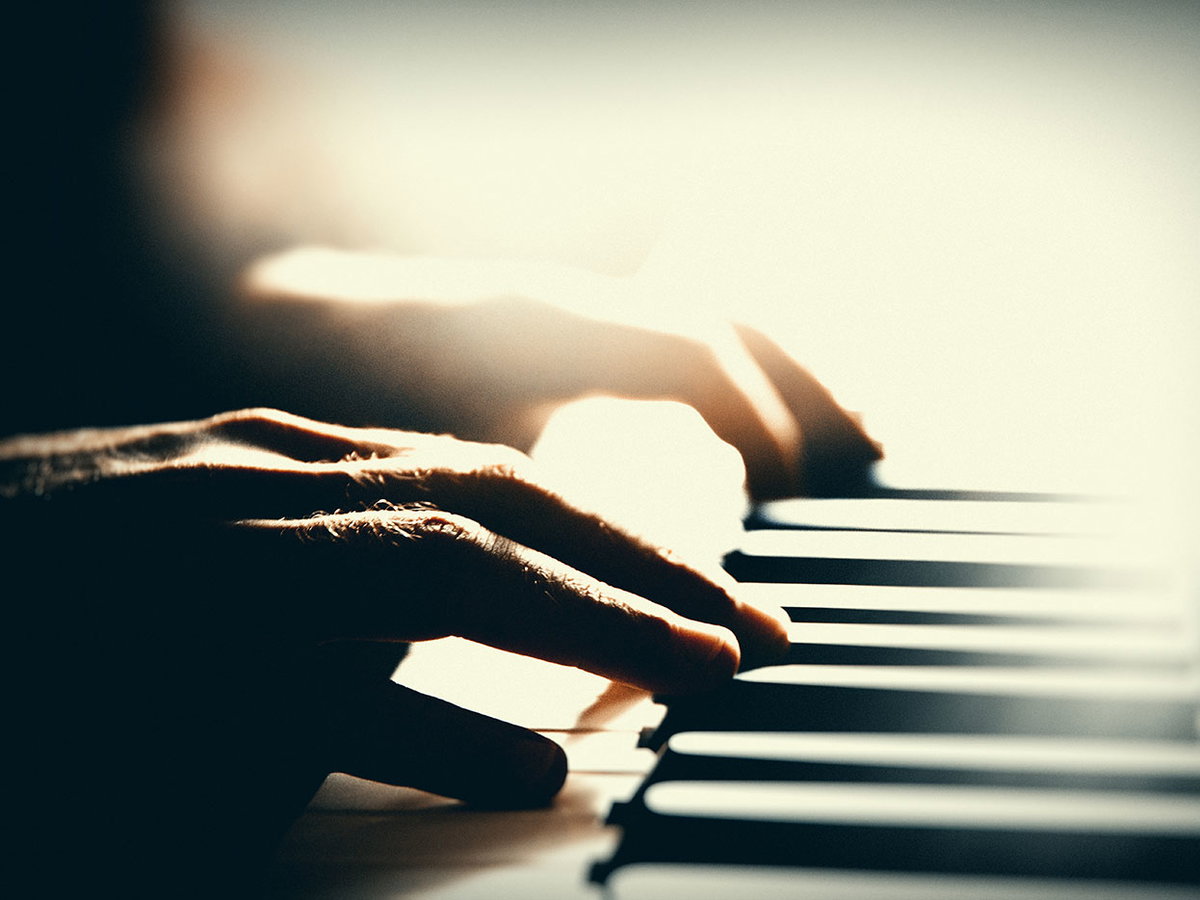 Mann spielt Klavier
