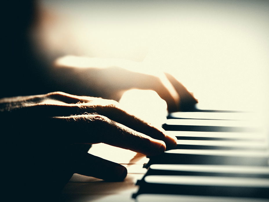 Mann spielt Klavier