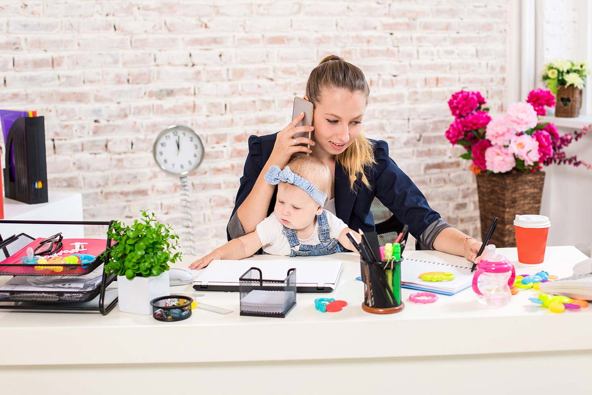 Mutter mit Baby bei der Arbeit