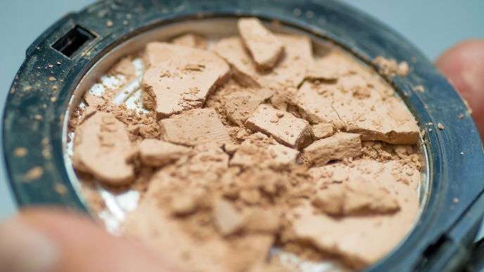 Kaputte Schminke retten: So reparieren Sie Puder, Lippenstift und Co.